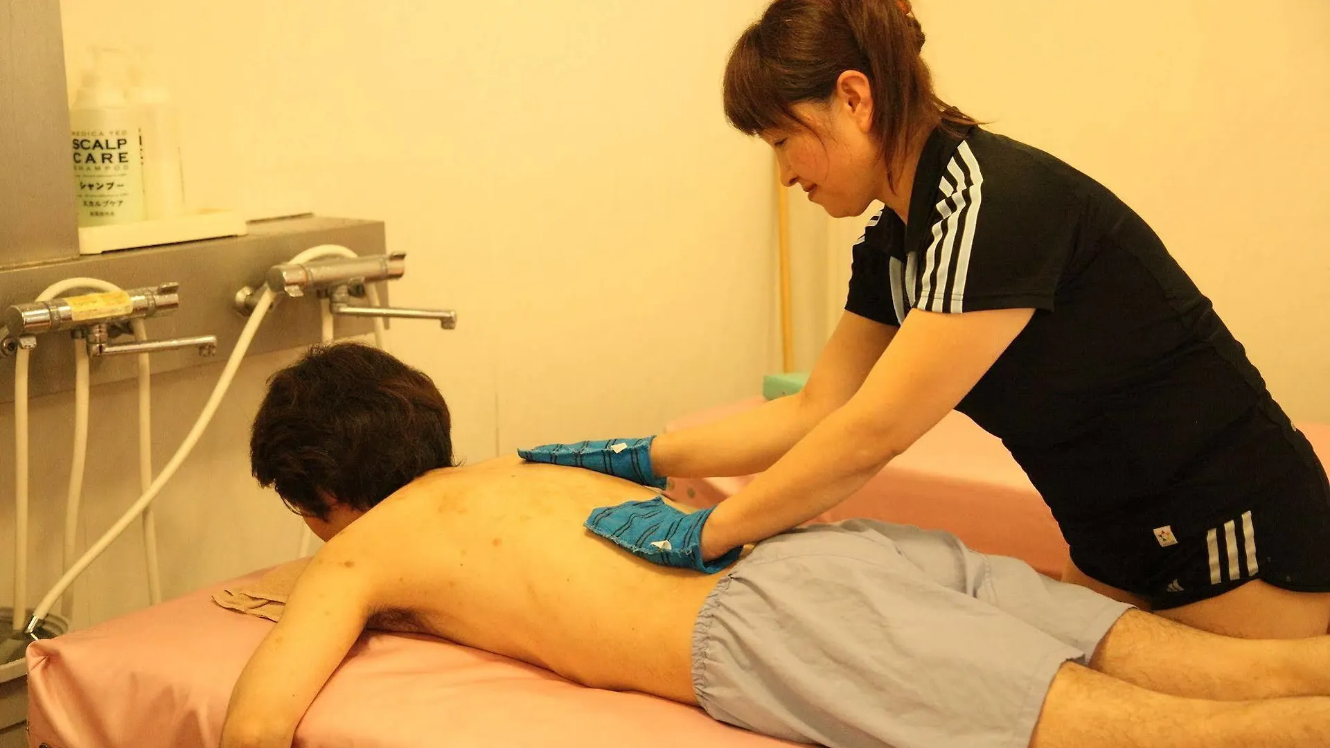 **  טוקיו Sauna And Capsule Hotel Dandy Caters To Men יפן