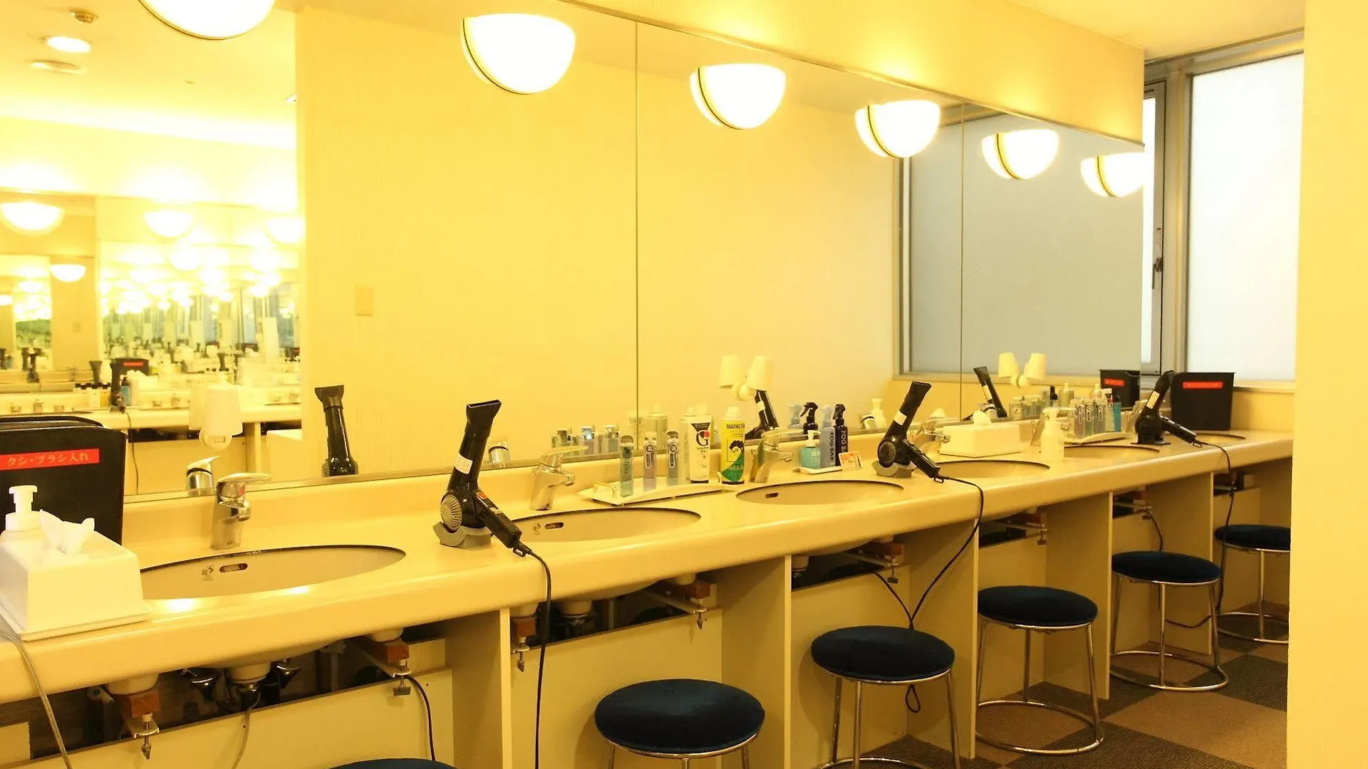 Sauna And Capsule Hotel Dandy Caters To Men