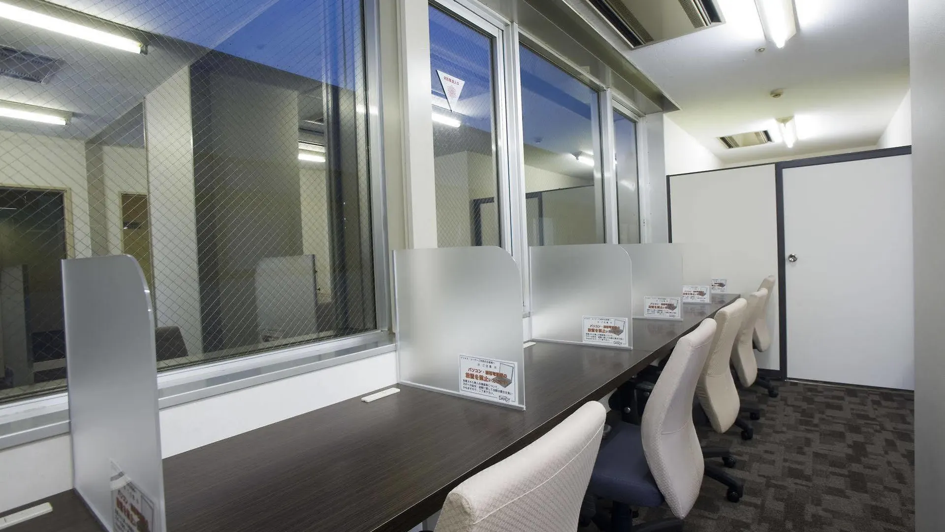 Sauna And Capsule Hotel Dandy Caters To Men